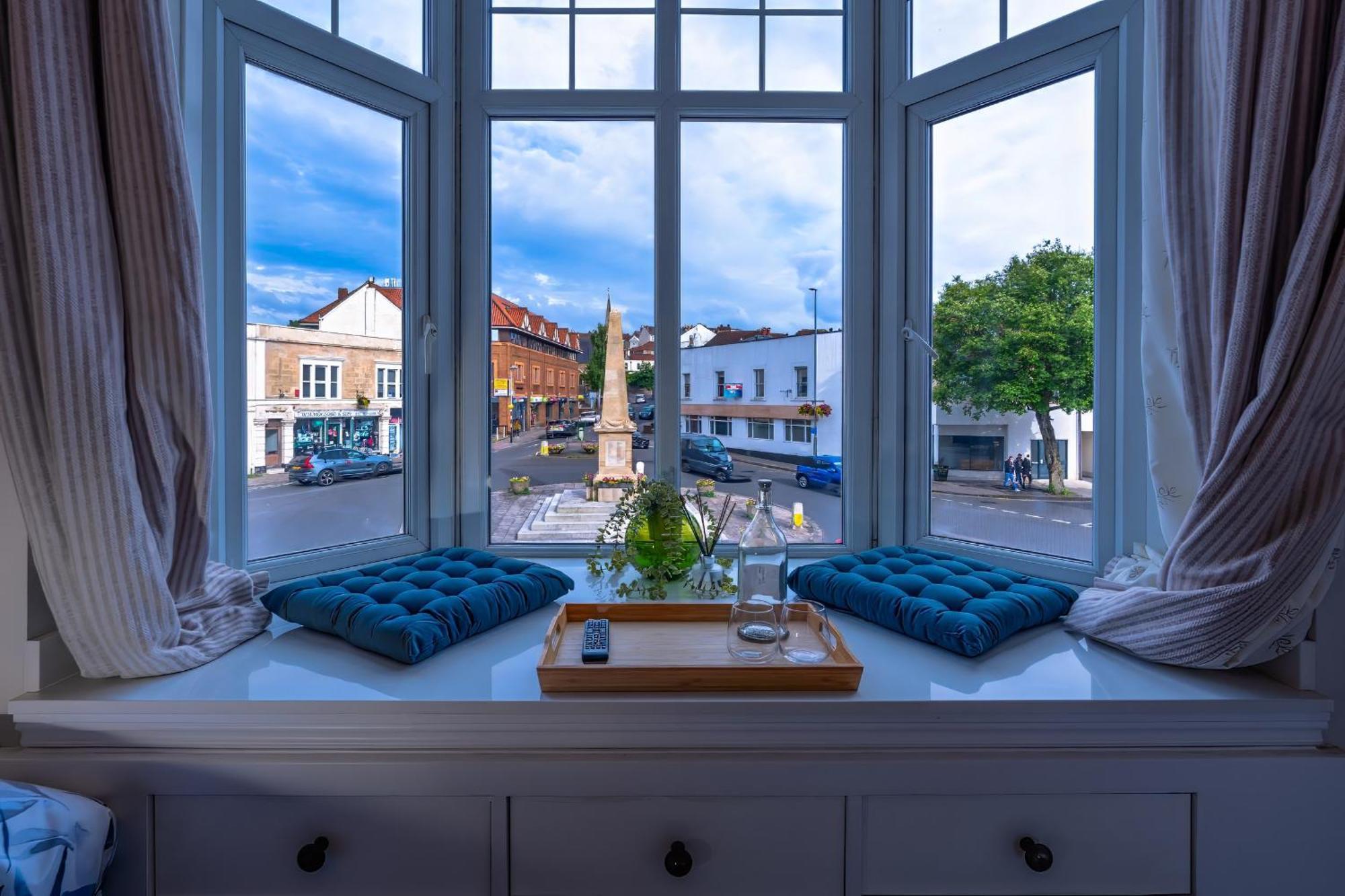 Modern Serviced Apartment: Views Of Village Center Bristol Bagian luar foto