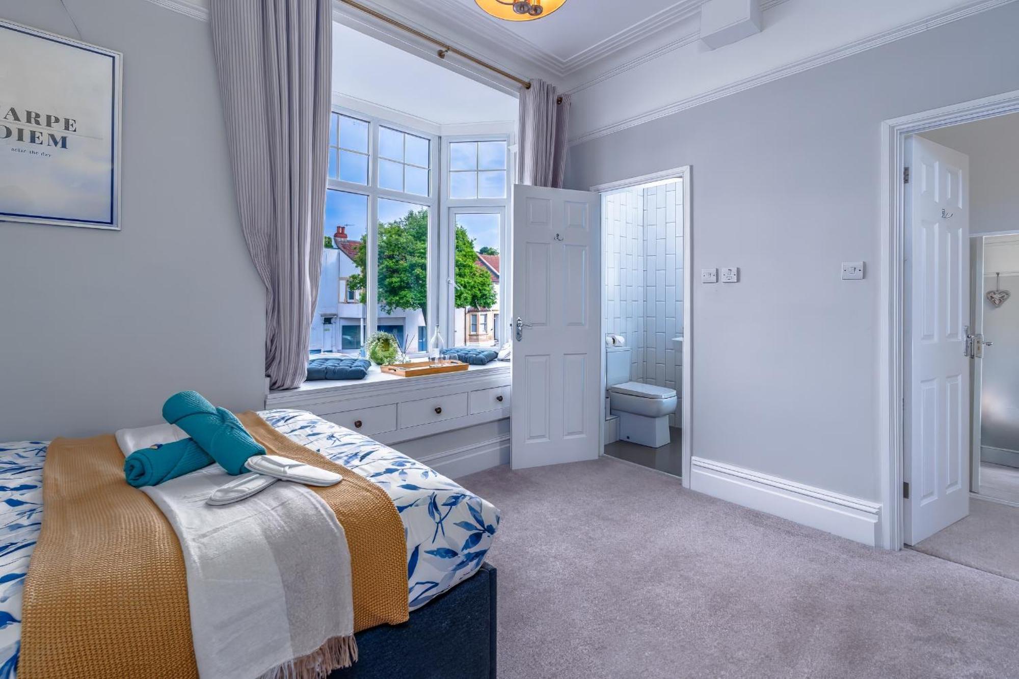 Modern Serviced Apartment: Views Of Village Center Bristol Bagian luar foto