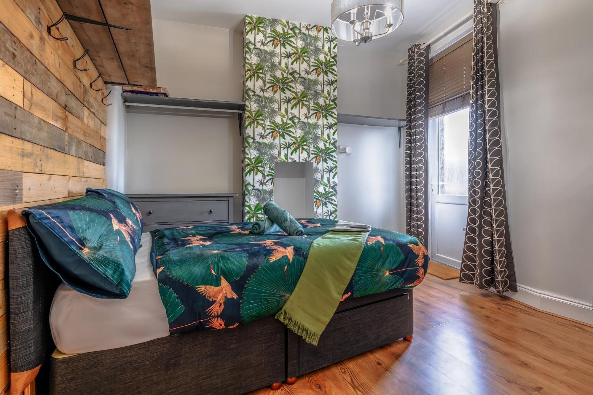 Modern Serviced Apartment: Views Of Village Center Bristol Bagian luar foto